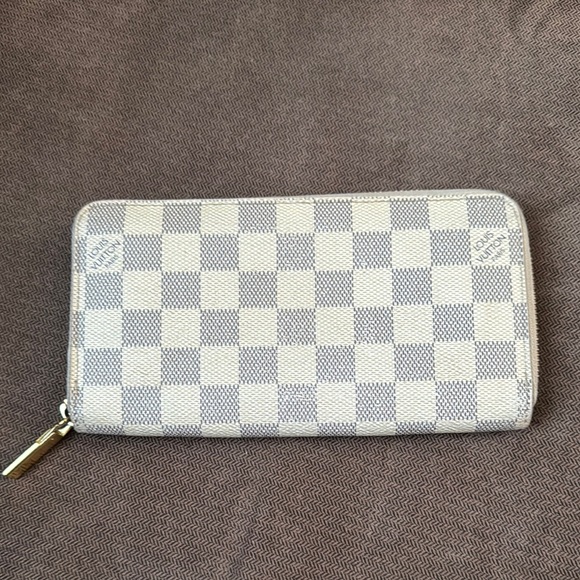 Louis Vuitton Damier Azur Wallet in Cream and Gray - Picture 2 of 14